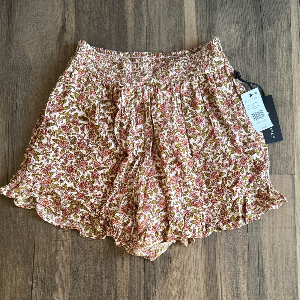 Black Tape Floral Ruffle Hem Shorts